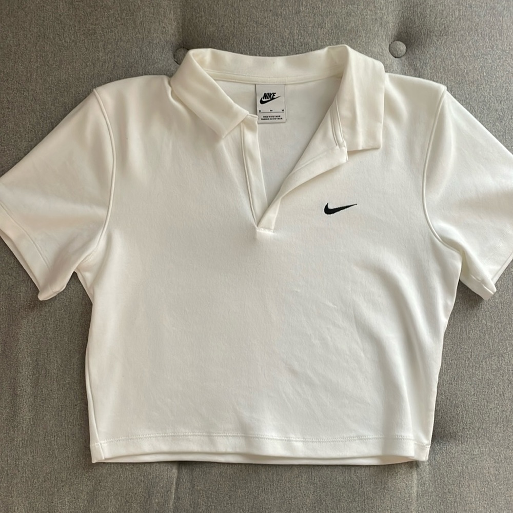 Women’s Nike V neck crop top